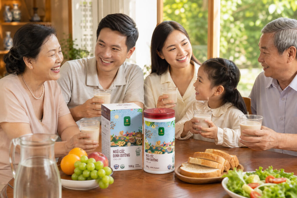 Cả gia đình dùng ngũ cốc Ngũ Cốc Vàng trong bữa sáng